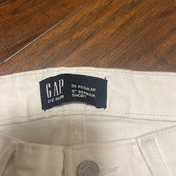 GAP- Short - Picture 2 of 4